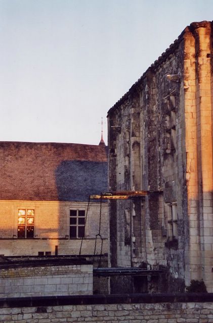 Détail : poutre et chaînes du pont-levis contre le contrefort du châtelet, pignon du long bâtiment derrière.